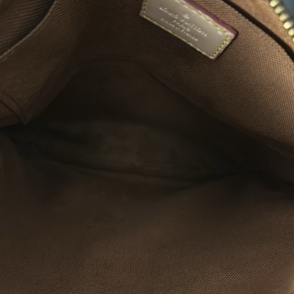It is a decent used bag for men or women is in good shape...
